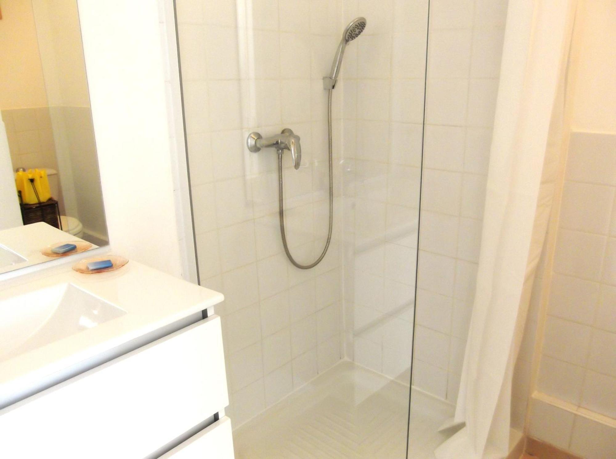 Apartment P2 4 Prs, 200 M Et Cv