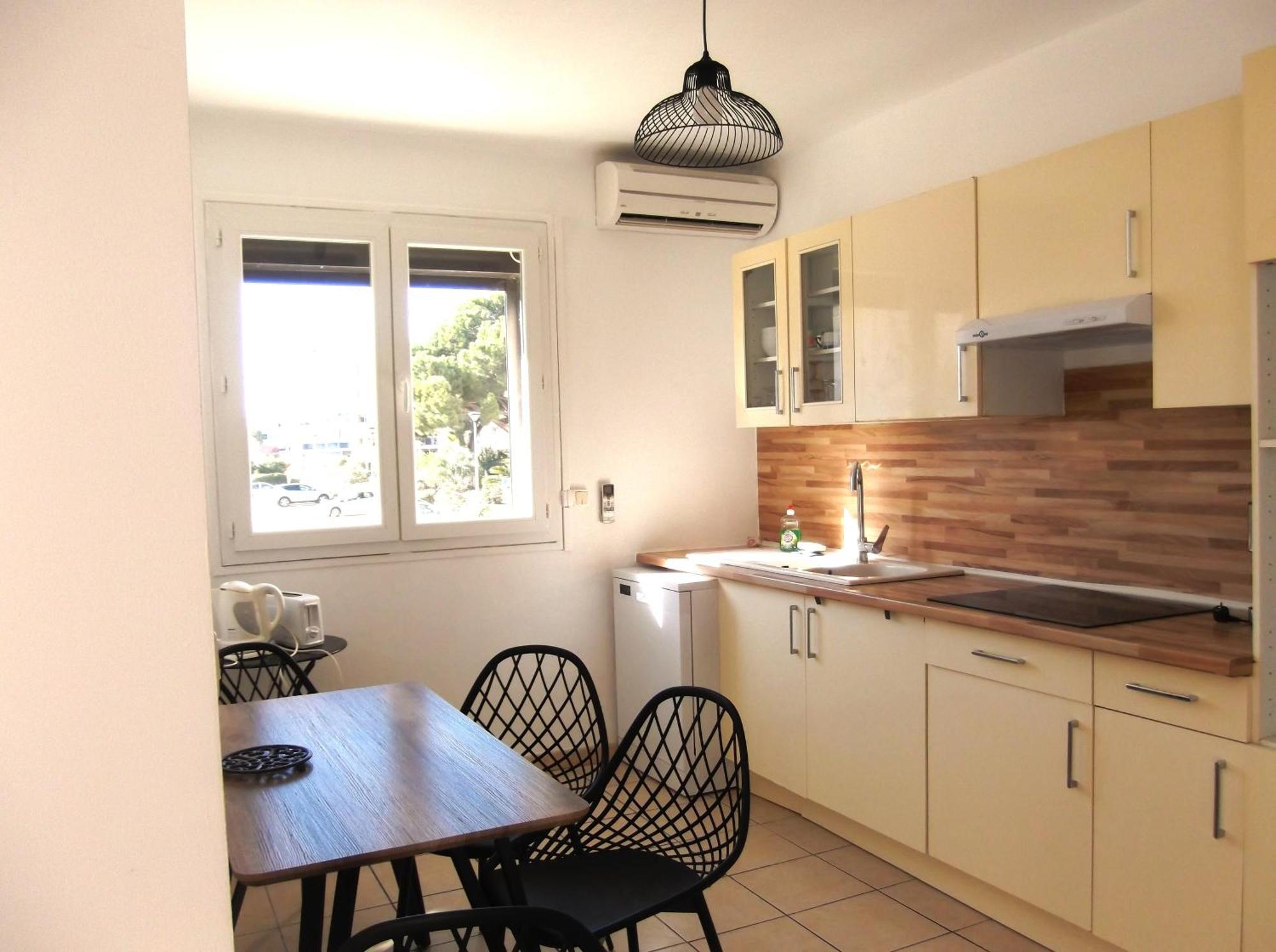 Apartment P2 4 Prs, 200 M Et Cv